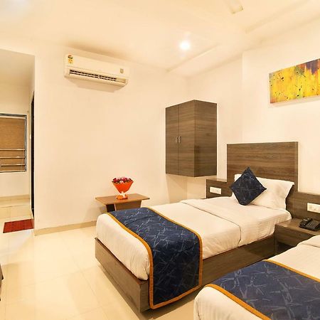 סוראט Hotel Sheetal Plaza מראה חיצוני תמונה