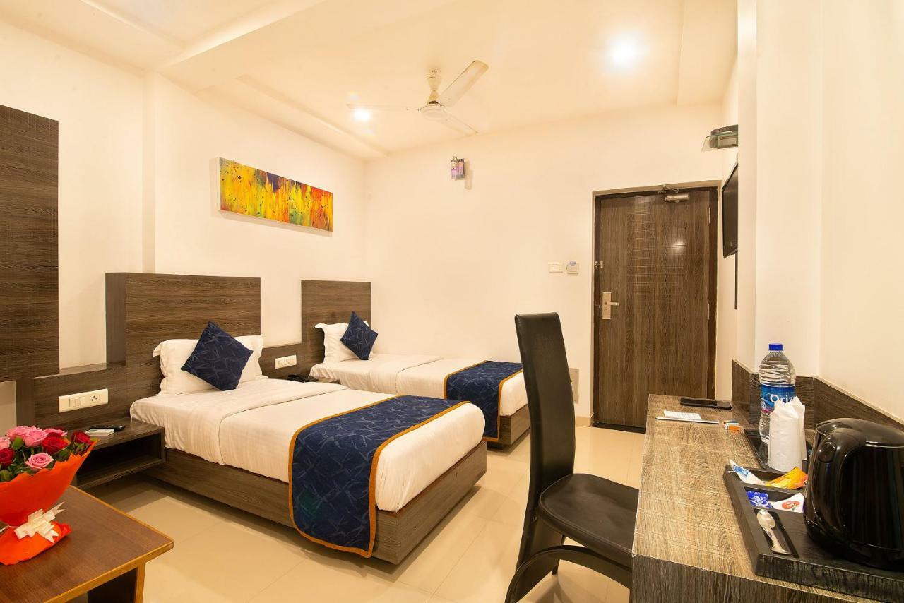 סוראט Hotel Sheetal Plaza מראה חיצוני תמונה