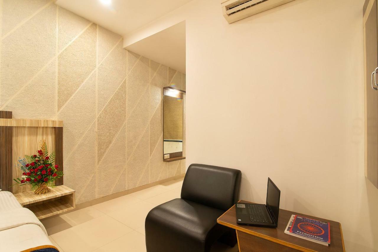 סוראט Hotel Sheetal Plaza מראה חיצוני תמונה