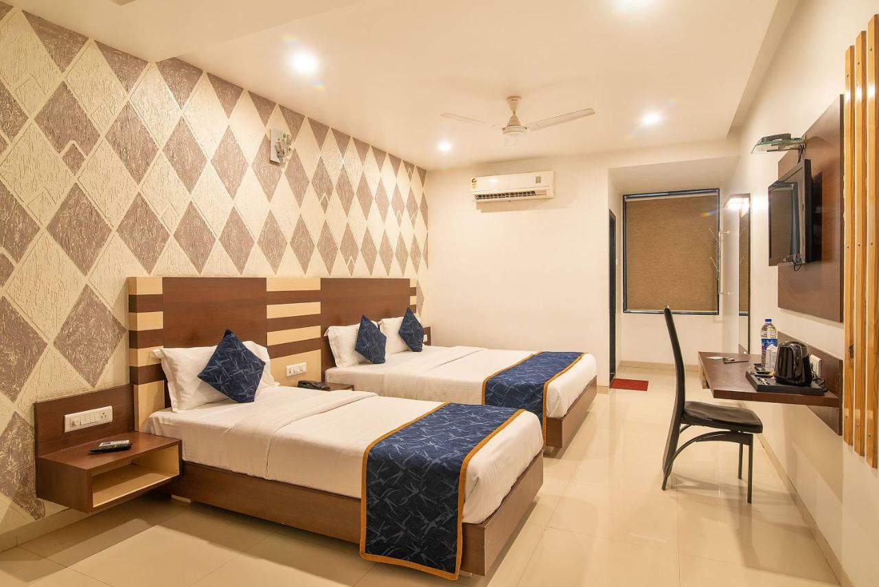 סוראט Hotel Sheetal Plaza מראה חיצוני תמונה