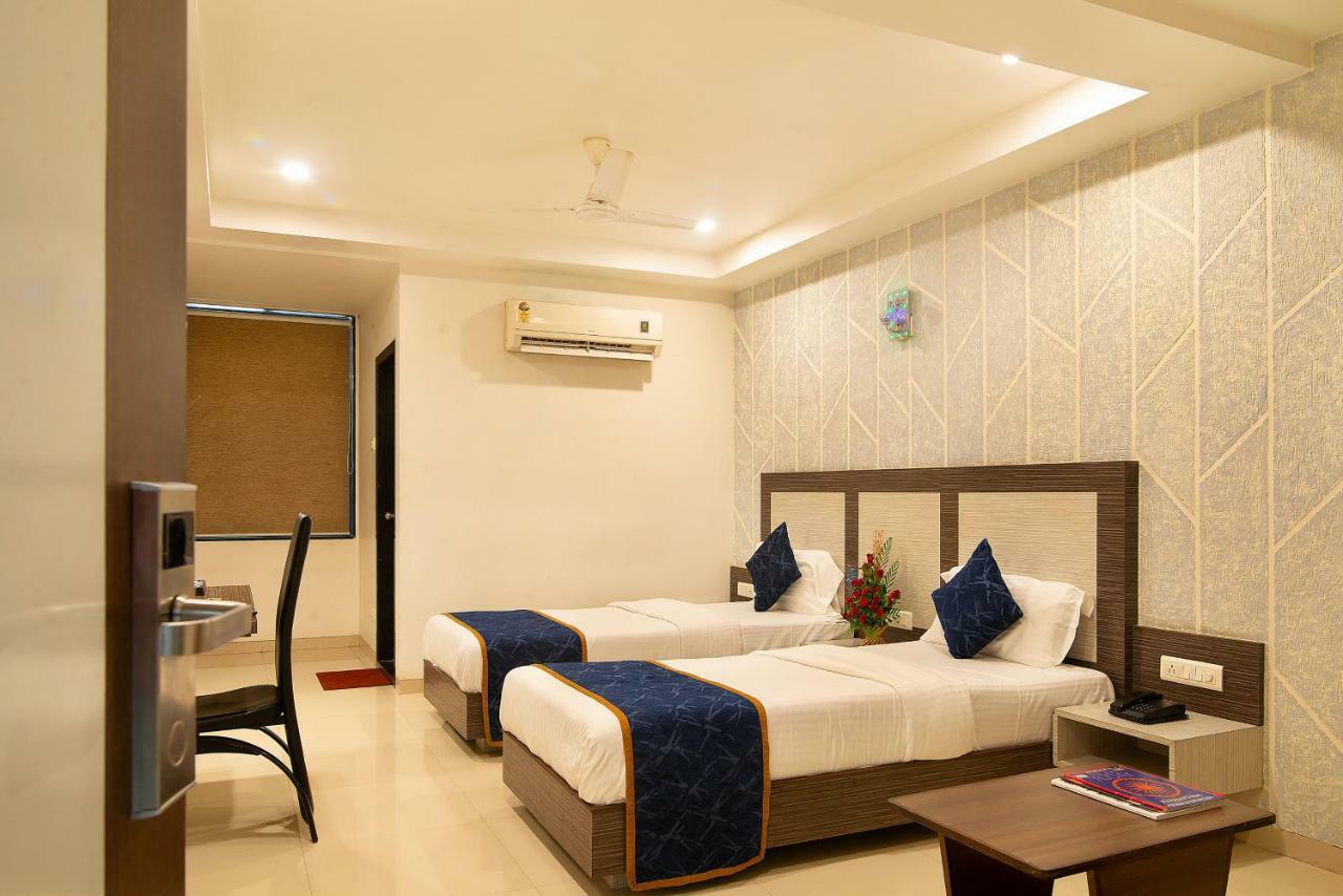 סוראט Hotel Sheetal Plaza מראה חיצוני תמונה