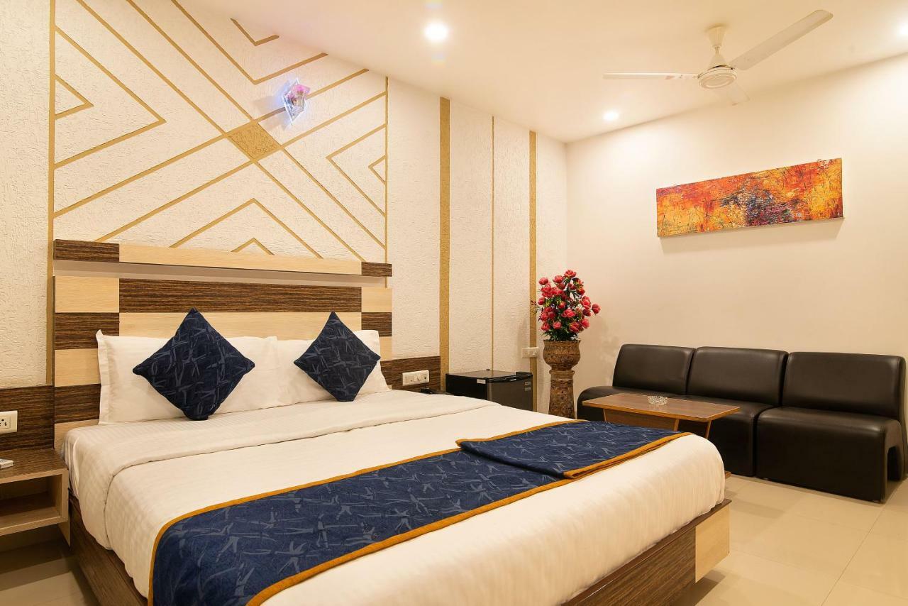 סוראט Hotel Sheetal Plaza מראה חיצוני תמונה